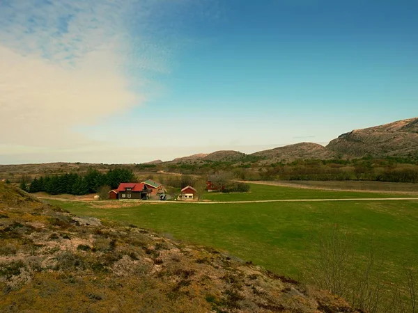 伝統的な赤い木造キャビン怒鳴る岩山。ノルウェーのクラシックなデザインの家 — ストック写真