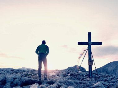 Adam ahşap çapraz Alps victiims için yerleşik bir dağ tepe boyunca bir yürüyüş. Üstte çapraz 