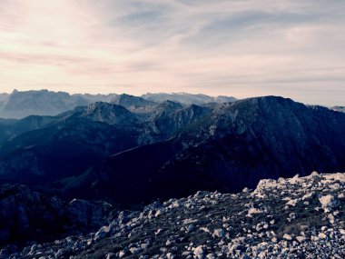 Alpler tepeler, kayalar insanlar olmadan keskin. Derin vallyes uzak ufuk için yukarıda Alp kayalar üzerinde göster