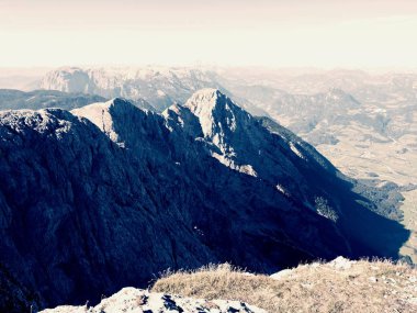 Dağ siluetleri ve puslu vadiler muhteşem havadan görünümü. Puslu güzel peri Vadisi kirlenmiş