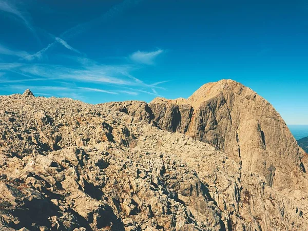 Morning sun between sharp rocks,  Alpine  cliff above valley. — Stock Photo, Image