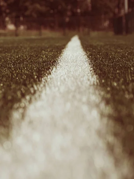 Jelek fehér vonal festett zöld Műfű háttér. Téli labdarúgó játszótér — Stock Fotó
