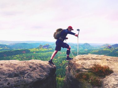 Fiyatı Immobilizer kırık bacakla. Tepe turist başının üstünde ilaç koltuk değneği ile elde.