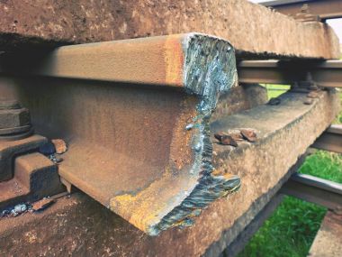 Çalıntı demiryolu. Autogen meşale detayını beton Travers demiryolu çubuk kesme. Tramvay tamiri.