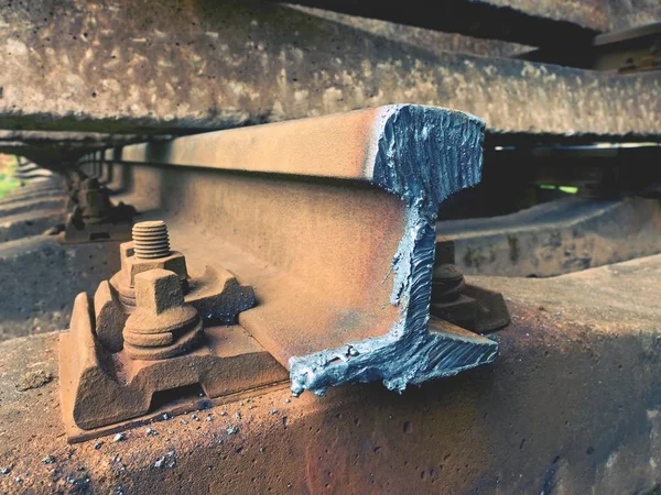 Řez rezavé kolejnice. Skladem ocelové kolejnice na starých nepoužívaných železničních nádraží. Doprava do oceli Slévárna pro recyklaci — Stock fotografie
