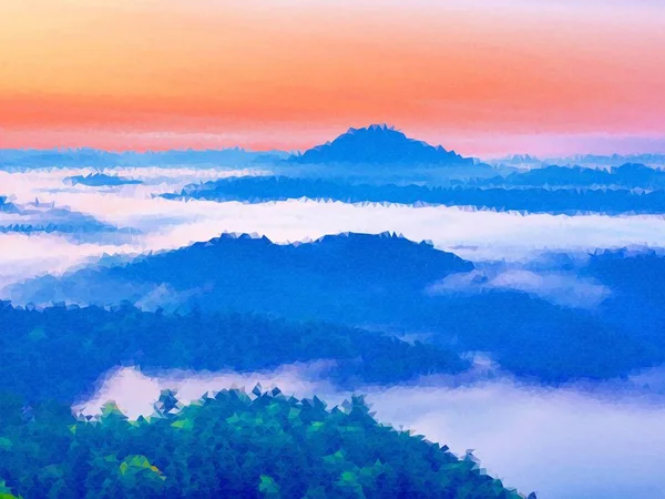 低聚。雾蒙蒙的在美丽的山上苏醒。山顶从雾中伸出来 — 图库照片