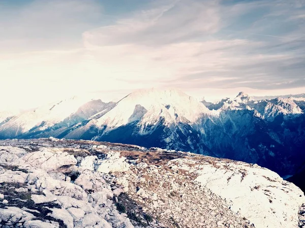 . Ochtendzon tussen scherpe rotsen, Alpine klif boven de vallei. Daybreak zon — Stockfoto