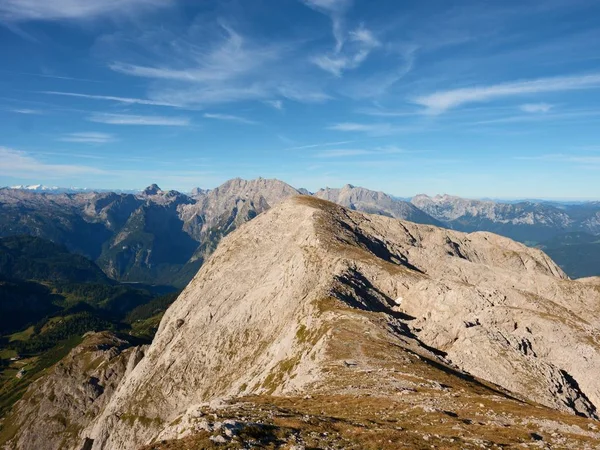 View from the top of Alpine mountain of the mountains around. Spring in the mountains. — Stock Photo, Image