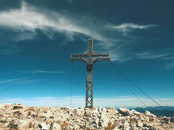 Praying summit cross on high rocky mountain. Steel artistic crucifix on top of Alpine mountain — Stock Photo, Image