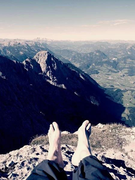 Peak relaxation. Naked feets without boots on the background of the Alps peaks — Stock Photo, Image