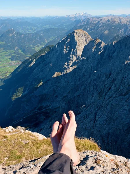 Peak relaxation. Naked feets without boots on the background of the Alps peaks — Stock Photo, Image