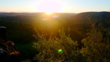 Yaz sisli gün doğumuna çekici doğa Park Saksonya İsviçre, Almanya. Timelapse