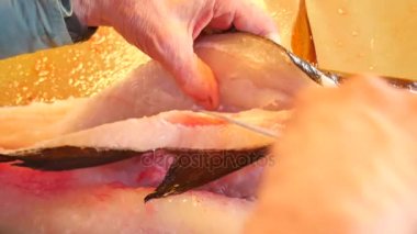 Taze balık hazırlık yakaladı. COD kesilmiş eller balık, kaldırmak ve karaciğerleri kontrol edin. Ellerini iç organlar ve fileto ayrılması kemik üzerinden kontrol. Palet, solungaçları, kesilmiş eller balık karaciğer, bağırsaklar kaldırma kontrol. 