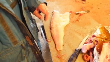 Taze balık hazırlık yakaladı. COD kesilmiş eller balık, kaldırmak ve karaciğerleri kontrol edin. Ellerini iç organlar ve fileto ayrılması kemik üzerinden kontrol. Palet, solungaçları, kesilmiş eller balık karaciğer, bağırsaklar kaldırma kontrol. 