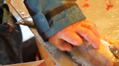 Temizlik ve taze deniz Morina balığı bir aile fabrikasında filleting işçi. Dorsal kesim ve ayırma fileto balık kemikleri, cesaret kaldırma gelen. 