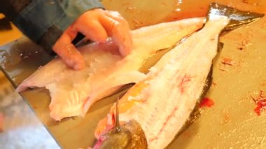 Temizlik ve taze deniz Morina balığı bir aile fabrikasında filleting işçi. Dorsal kesim ve ayırma fileto balık kemikleri, cesaret kaldırma gelen. 