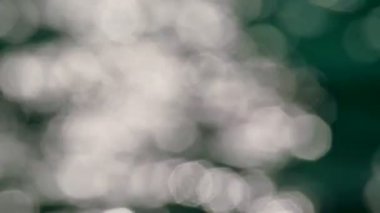 Ağır çekim karanlığın içinde parlak köpüklü su. Ağır çekim, bulanık arka plan su seviyesi. 