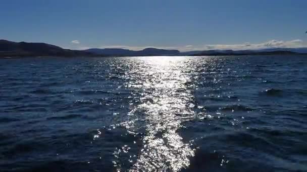 Ігриста поверхня води і рухомий рибальський стрижень — стокове відео