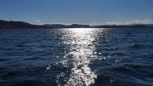 Superficie de agua espumosa y caña de pescar móvil — Vídeo de stock