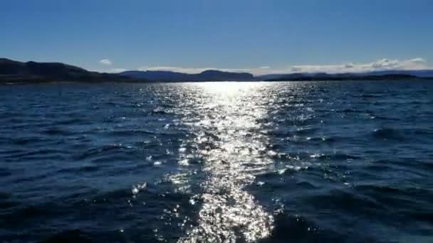 Mouvement lent de l'eau brillante et pétillante dans l'obscurité. Mouvement lent, fond flou abstrait au niveau de l'eau . — Video