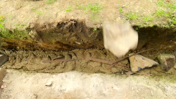 Verter, poniendo hormigón en los cimientos de la casa utilizando pala de cemento y piedras. Edificio, trabajo de hormigón en base. Alineación de la solera de hormigón. Verter cemento en la zanja del suelo . — Vídeos de Stock