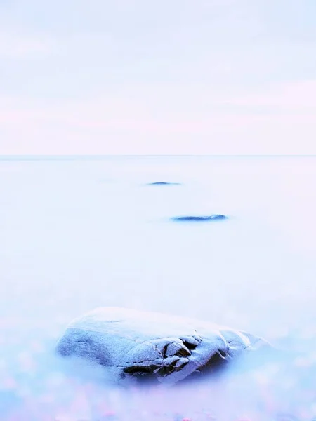 Alla älskar romantiska atmosfären av havet. Fridfulla havet, stenar i vatten — Stockfoto