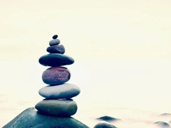 Piedras equilibrio en piedra redondeada en el mar, concepto de inspiración. Hermoso paisaje fondo —  Fotos de Stock
