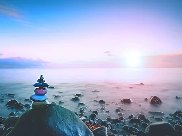 Denizde, kavram ilham yuvarlak taş taş bakiye. Güzel manzara arka plan