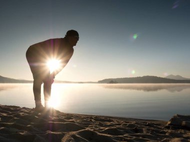 Koşu sonra germe. Orta yaş poz ve derin breatch germe adam spor. 