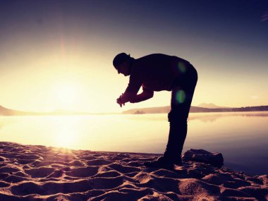 Koşu sonra germe. Orta yaş poz ve derin breatch germe adam spor. 