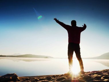 Koşu sonra germe. Orta yaş poz ve derin breatch germe adam spor. 