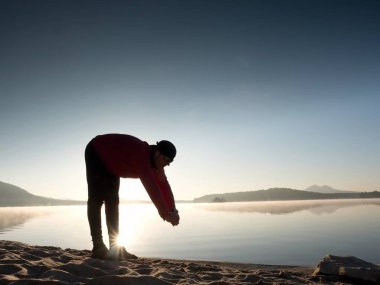Koşu sonra germe. Orta yaş poz ve derin breatch germe adam spor. 