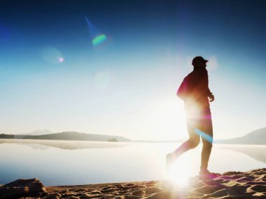 Koşu sonra germe. Orta yaş poz ve derin breatch germe adam spor. 