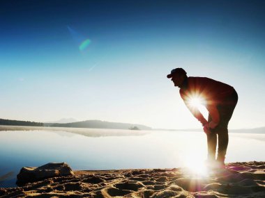 Koşu sonra germe. Orta yaş poz ve derin breatch germe adam spor. 