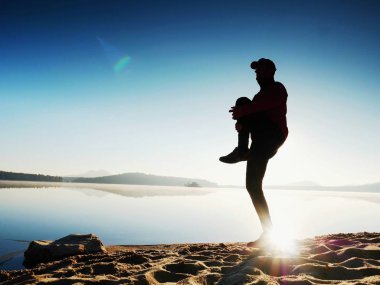 Koşu sonra germe. Orta yaş poz ve derin breatch germe adam spor. 