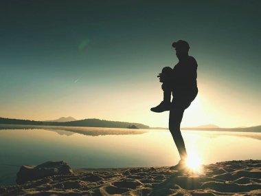 Koşu sonra germe. Orta yaş poz ve derin breatch germe adam spor. 