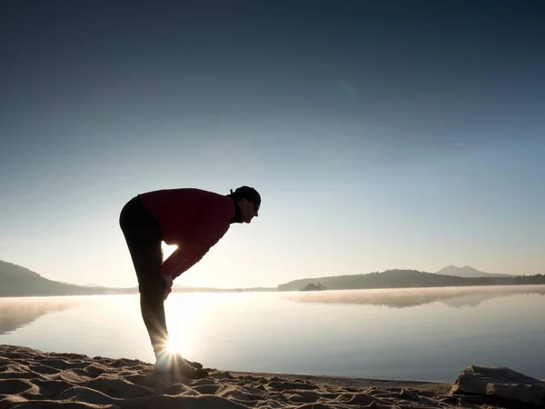 Estiramiento después de correr. Edad media hombre deportivo hacer estiramiento pose y profundo breatch . — Foto de Stock