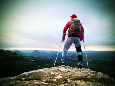 Hareketsiz ve desteklemek için bir dizlik ayarlanabilir yan paneller ile giyen adam turist bacak zarar.