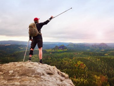 Tepe zafer. Adam bacak diz kafesleri ve istikrar ve yürüme destek için koltuk değneği ile.