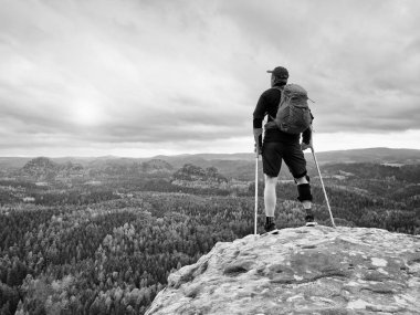 Adam uzun yürüyüşe çıkan kimse giyim destekleyici bacak Brace ve cruthes karşıtı. Doğal orman park