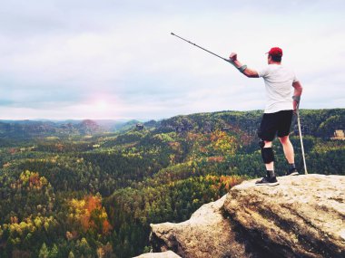 Diz eklem bandaj ve önkol Polonyalılar ile fiyatı. Uzun yürüyüşe çıkan kimse cliff üzerinde zafer jest yapar.