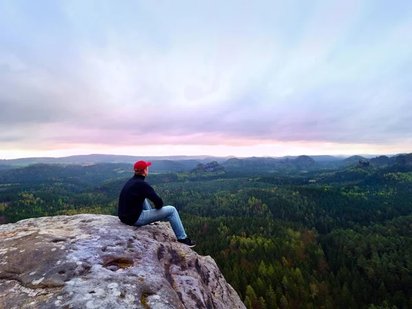 Homem turista sentar no pico da montanha. Cena de montanha de viagem. Caminhante descansar sozinho na montanha — Fotografia de Stock
