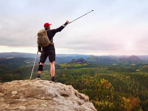 Tepe zafer. Adam bacak diz kafesleri ve istikrar ve yürüme destek için koltuk değneği ile.