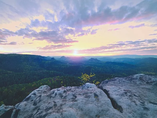 Primavera mañana naturaleza. El acantilado de piedra arenisca agrietado sobre el valle del bosque, amanecer Sol en el horizonte — Foto de Stock