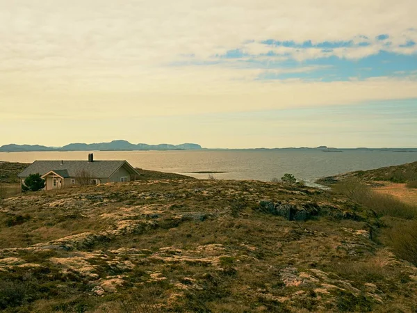 Modernes steinernes Einfamilienhaus am Frühlingsstrand, Insel Norwegen. ein traditionelles Steinhaus — Stockfoto