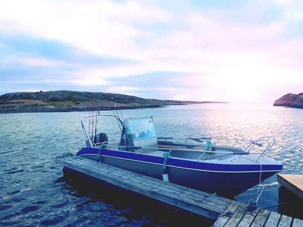 Bateau de pêche dans le port de baie, coucher de soleil eau calme. Un bateau à moteur pour la pêche sportive — Photo