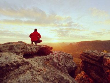 Rock İmparatorluğu'na tek adam turist sit. Vadi yukarıda maruz kayalık tepe noktasıyla görünümü.