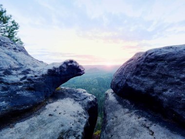 Sabah Doğa bahar. Kırık kumtaşı cliff orman Vadisi yukarıda daybreak güneş ufka
