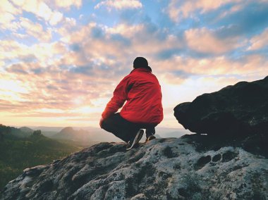 Rock İmparatorluğu'na tek adam turist sit. Vadi yukarıda maruz kayalık tepe noktasıyla görünümü.