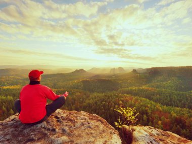 Rock İmparatorluğu'na tek adam turist sit. Vadi yukarıda maruz kayalık tepe noktasıyla görünümü.